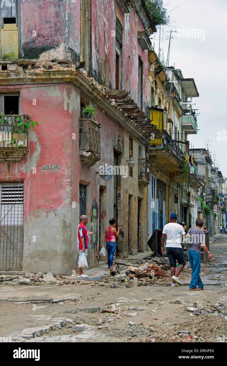 Rue dans état de délabrement, La Havane, Cuba Photo Stock - Alamy