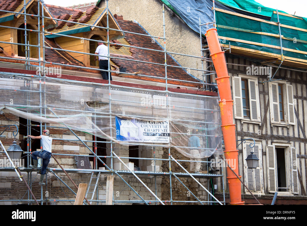 Des travaux de rénovation s'y côtoient à l'architecture médiévale traditionnelle à ossature de bois à Troyes, dans la région Champagne-Ardenne de France Banque D'Images