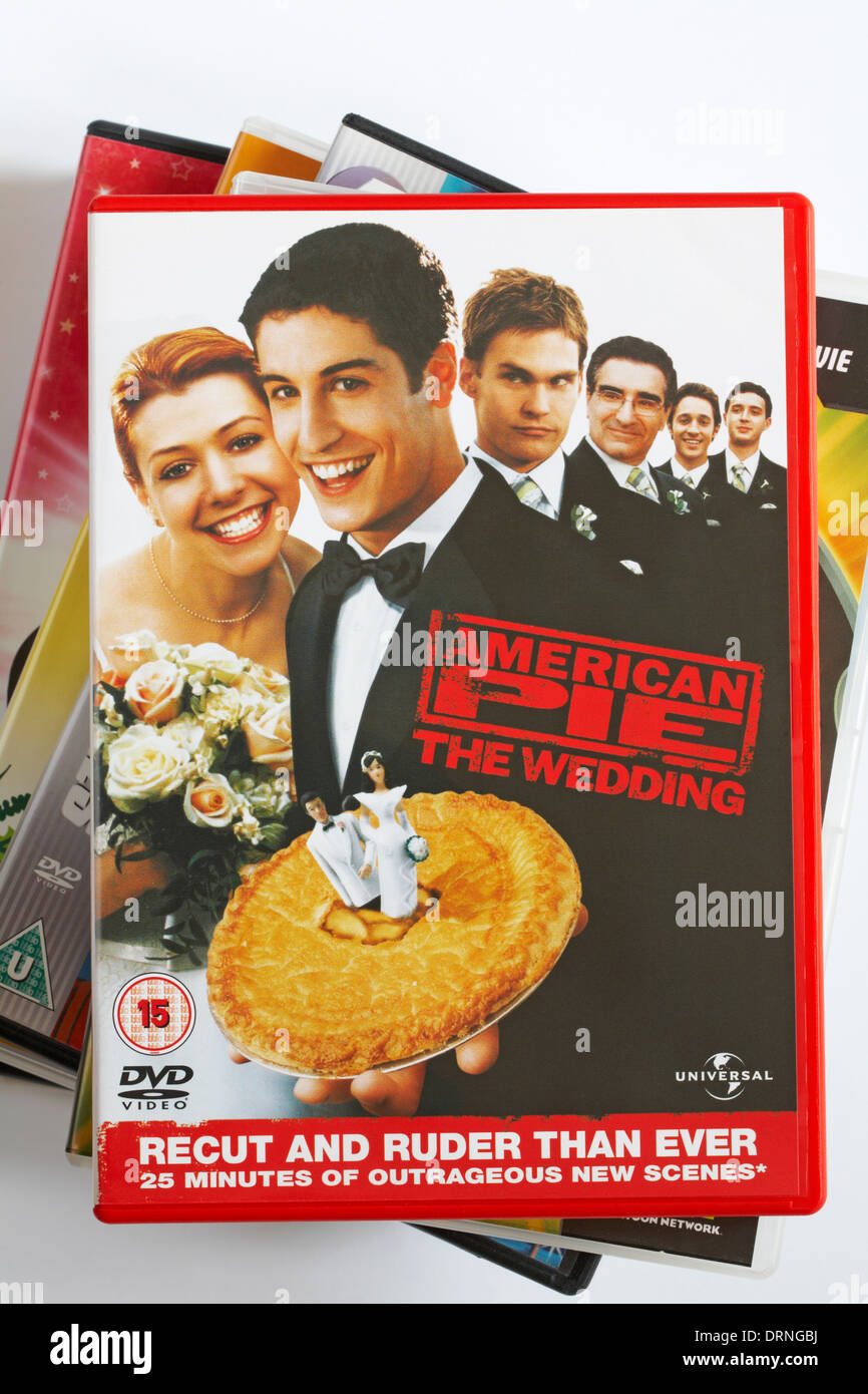 Pile de dvd avec American Pie le DVD de mariage sur l'ensemble supérieur sur fond blanc Banque D'Images