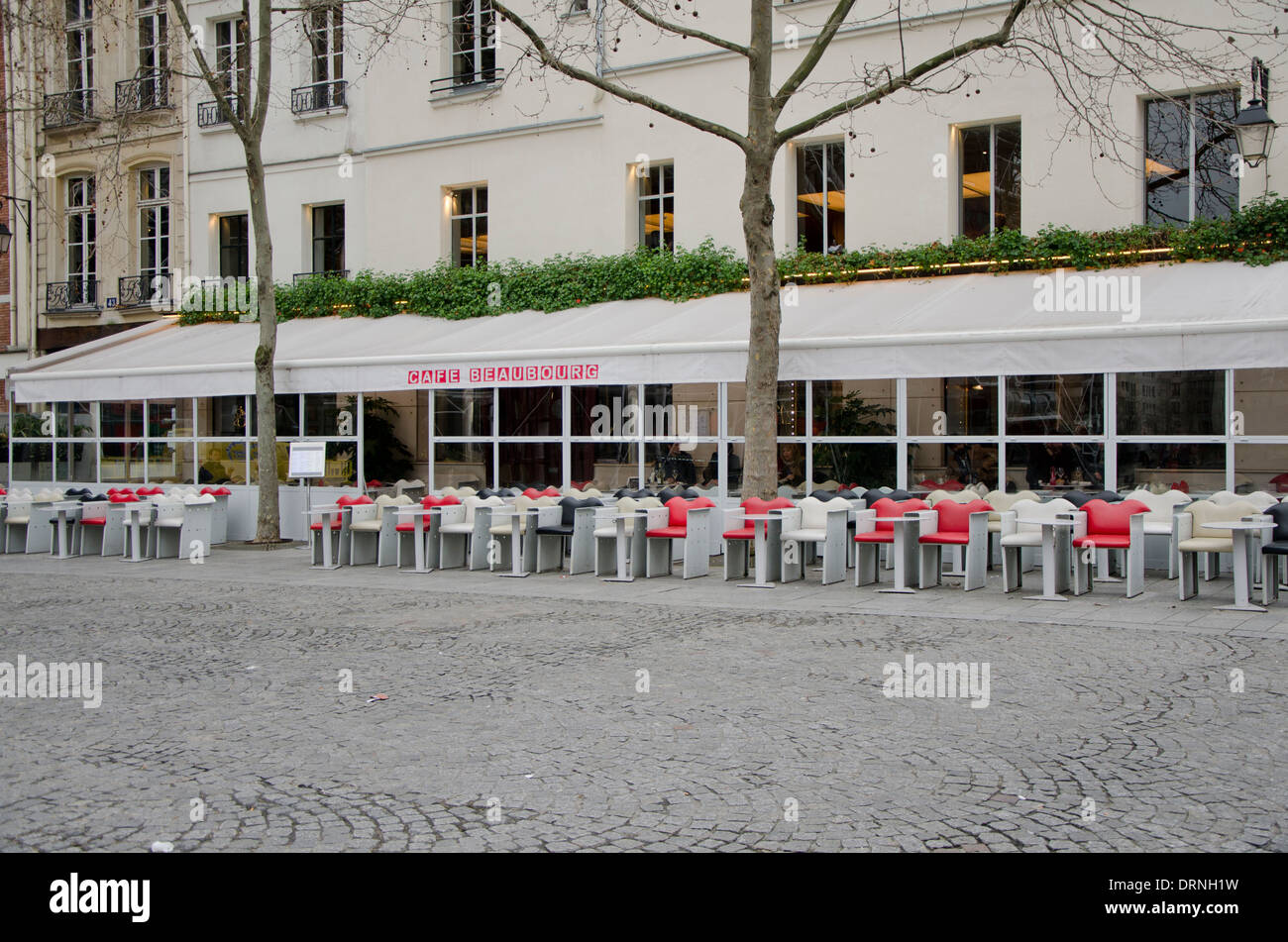 Terrasse du café Beaubourg vide en face de centre Pompidou dans le Marais, Paris, France Banque D'Images