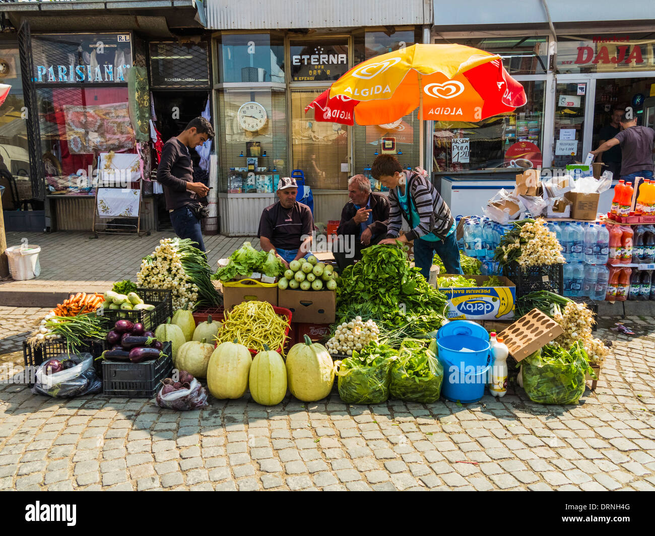 Les vendeurs sur le marché bazar à Pristina, Kosovo, Europe Banque D'Images