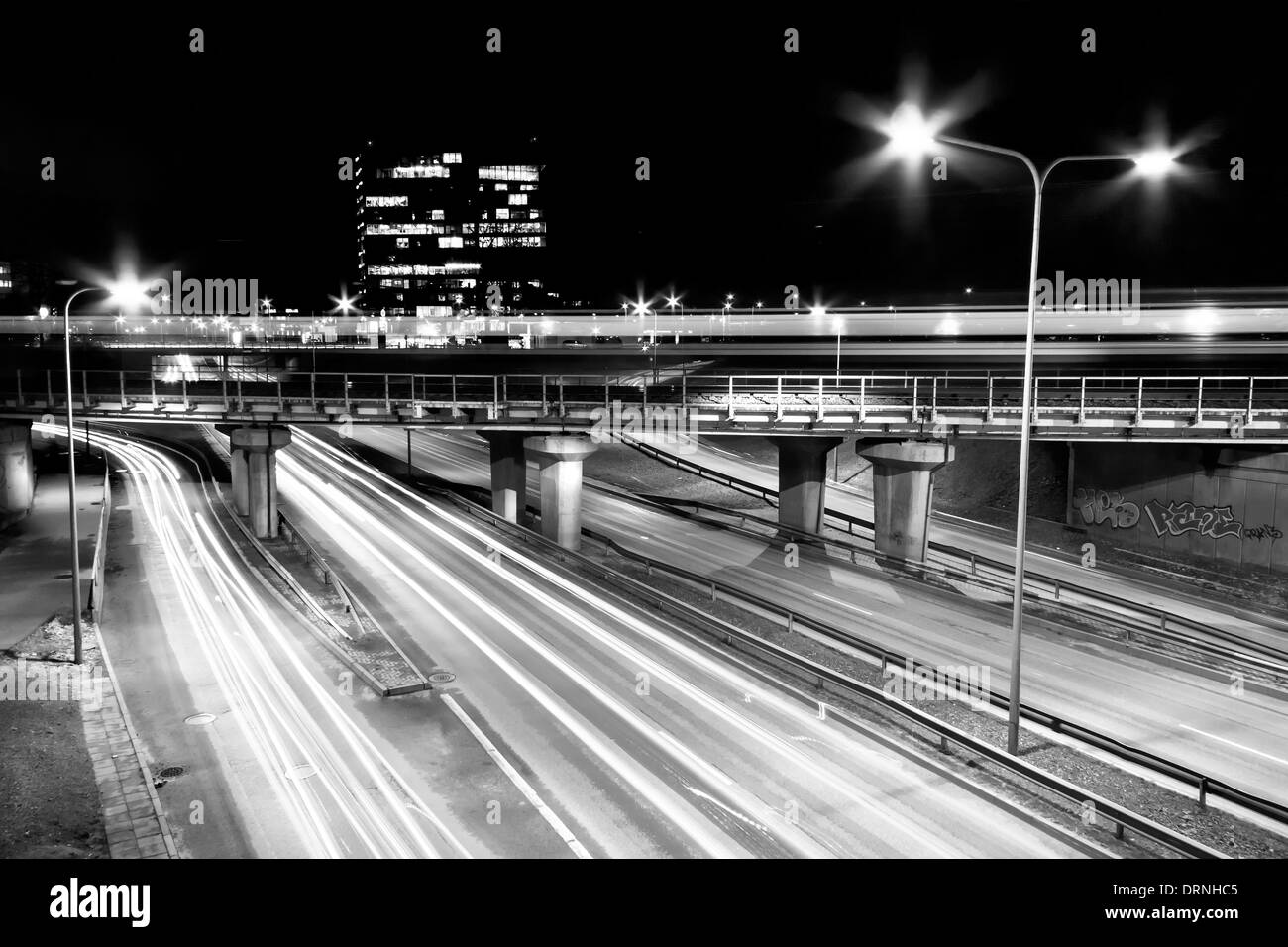L'autoroute la nuit dans la ville de Tallinn, Estonie Banque D'Images