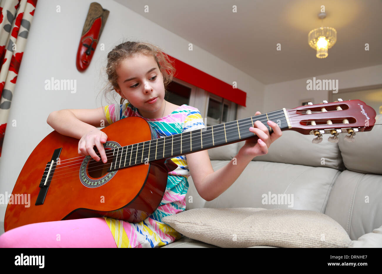 9 ans, fille d'apprendre à jouer de la guitare Banque D'Images