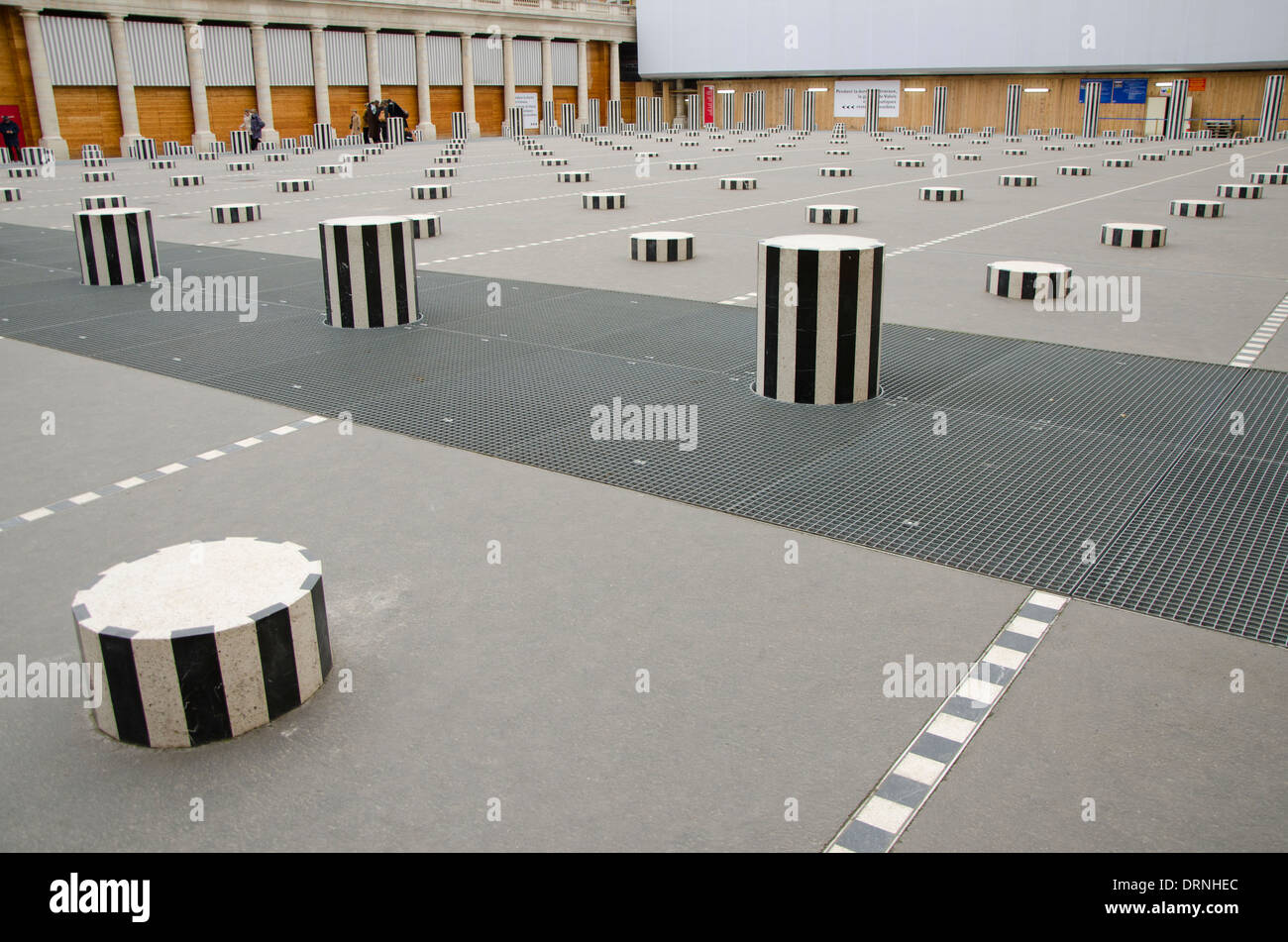 Les deux plateaux, les deux plates-formes d'une installation d'art controversée de Daniel Buren au Palais Royal. Paris, France. Banque D'Images