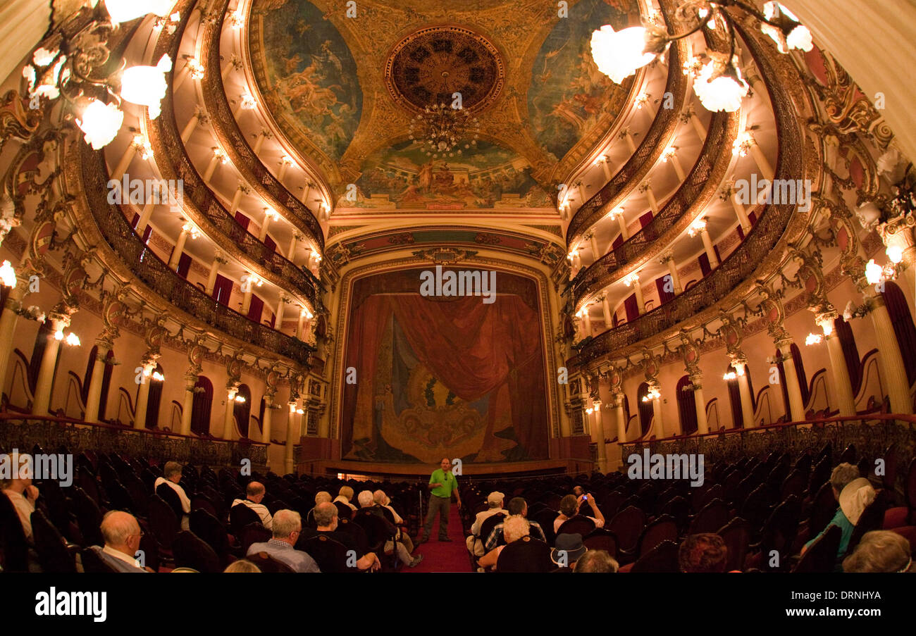 Intérieur de l'Opéra par de très grand angle avec guide et personnes regardant dans Manaus Amazonie Brésil Amérique du Sud Banque D'Images