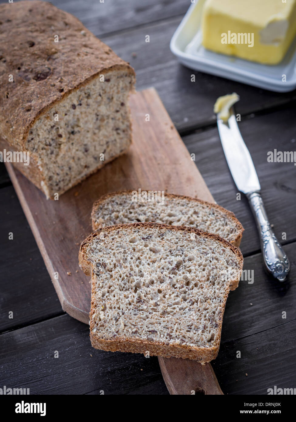 Des grains entiers avec du pain de blé linum et cannabis, servi avec du beurre. Banque D'Images