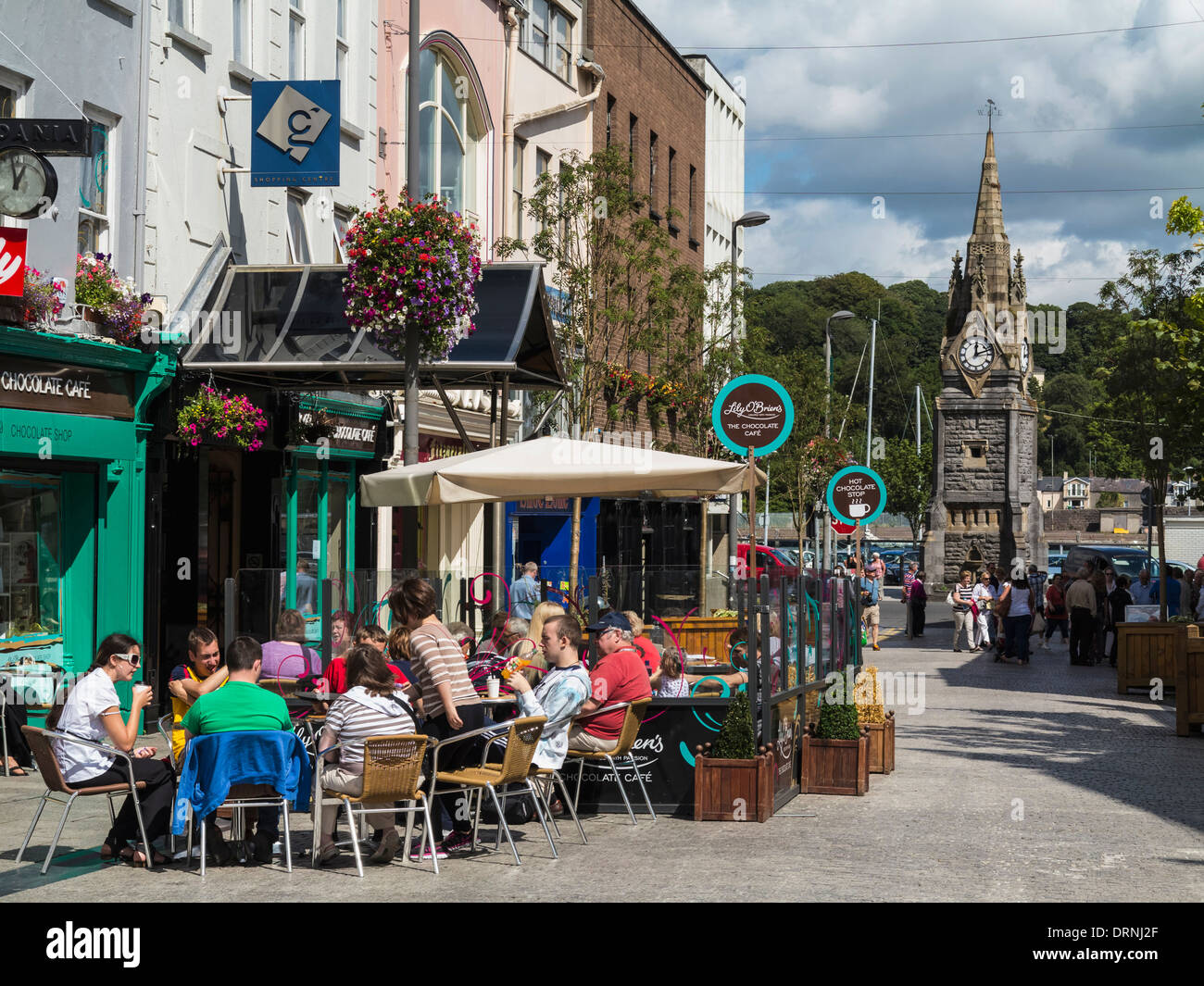 Sidewalk cafe dans Barron Strand Street, Waterford en République d'Irlande, Europe - avec des gens assis à l'extérieur Banque D'Images