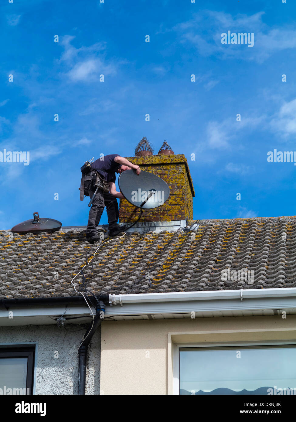 Montage d'une antenne satellite Banque D'Images