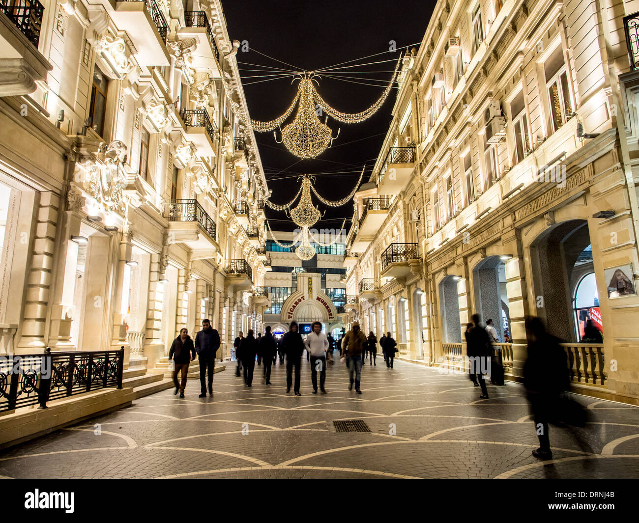 Nizami street dans le centre de Bakou, Azerbaïdjan, éclairé par la nuit. Banque D'Images
