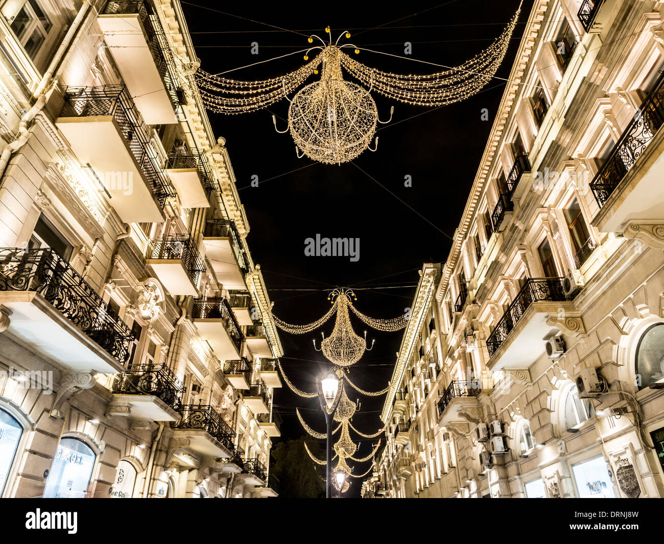 Nizami street dans le centre de Bakou, Azerbaïdjan, éclairé par la nuit. Banque D'Images