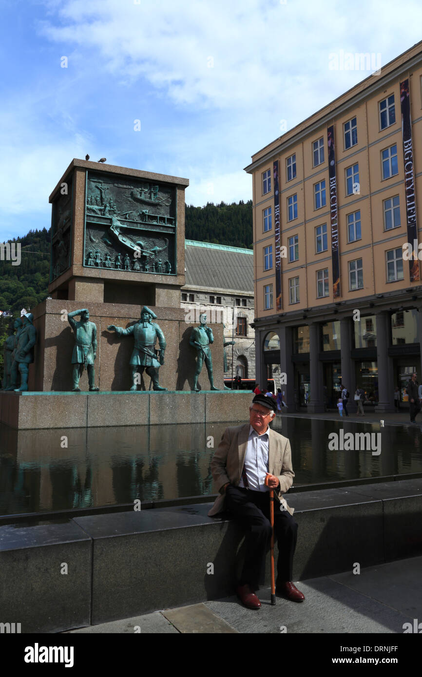 L'homme assis à l'Sjømannsmonumentet (monument des marins) à Bergen, Norvège Banque D'Images