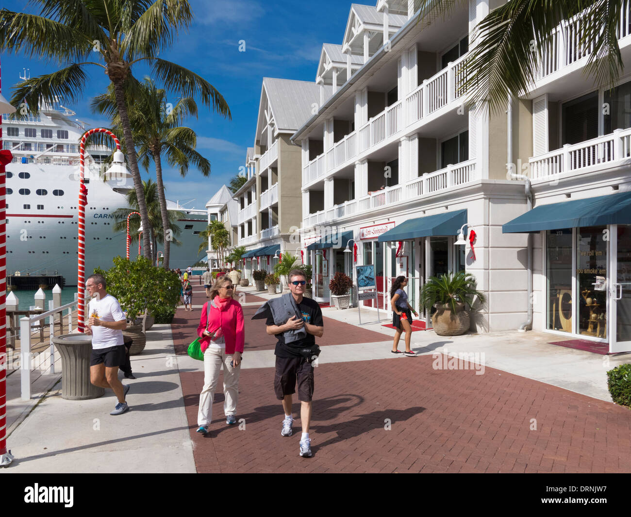 Les touristes à Key West, Floride, USA avec un bateau de croisière amarré derrière Banque D'Images