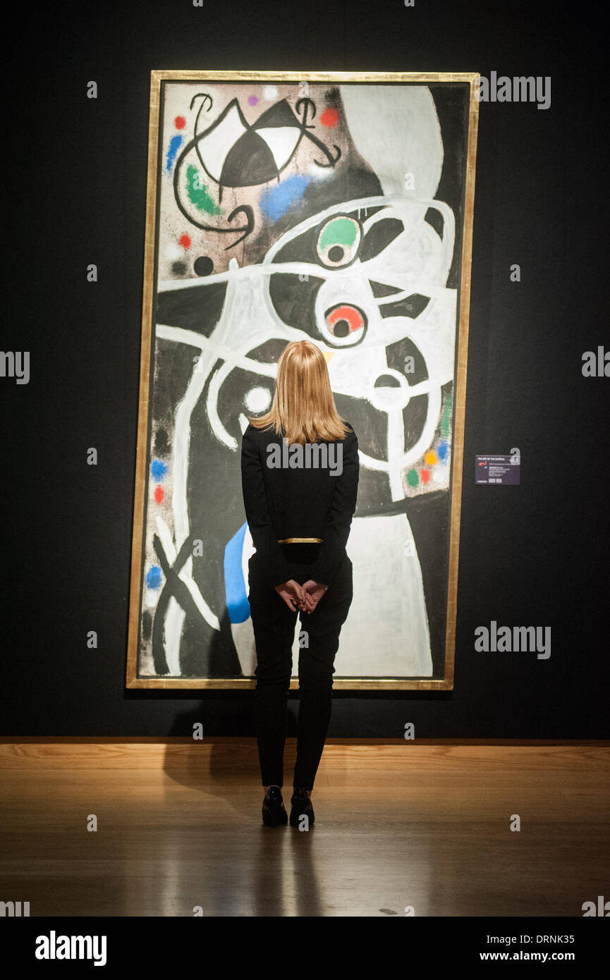 Londres, Royaume-Uni - 30 janvier 2014 : un membre du personnel pose devant 'Femmes et oiseaux, 1968' par ?Joan Miro (2,5 à 3,5 millions de livres de l'est) qui sera en vente le 4 février chez Christie's Credit : Piero Cruciatti/Alamy Live News Banque D'Images