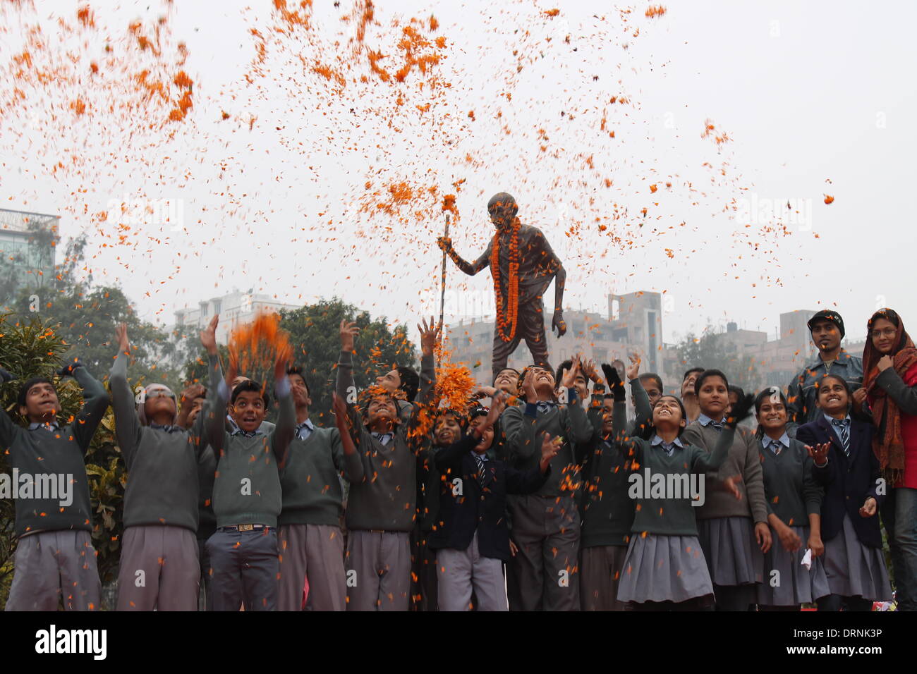 Gandhi Maidan, Patna, Bihar, Inde, 30 janvier 2014. Les étudiants en liesse célèbre après l'hommage au Mahatma Gandhi, le jeudi matin à l'occasion du 67e anniversaire de la mort de Mahatma Gandhi le 30 janvier 2014. L'événement intitulé 'Satyagraha' Jananatya Sanghya Bharatiya organisée par la protestation à tendance de plus en plus de violence et de non-tolérance. Ces différents programmes sont exécutés dans le Bihar à commémorer aujourd'hui Gandhi. Credit : Rupa Ghosh/Alamy Live News. Banque D'Images