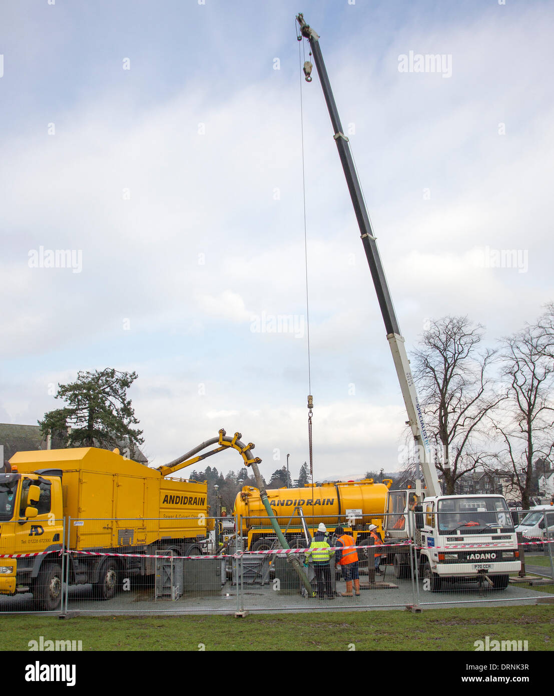 Le lac Windermere, Cumbria, Royaume-Uni. 30Th Jan, 2014. L'entretien de la pompe à eau - programme de protection contre les inondations - Pompes d'être amené à la surface pour les effacer de gras et huile - lavé dans le système par les hôtels et restaurants et foyers - Collection Crédit : Shoosmith/Alamy Live News Banque D'Images