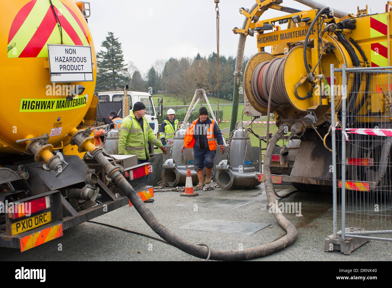 Le lac Windermere, Cumbria, Royaume-Uni. 30Th Jan, 2014. L'entretien de la pompe à eau - programme de protection contre les inondations - Pompes d'être amené à la surface pour les effacer de gras et huile - lavé dans le système par les hôtels et restaurants et foyers - Collection Crédit : Shoosmith/Alamy Live News Banque D'Images