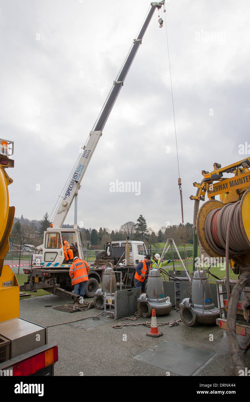 Le lac Windermere, Cumbria, Royaume-Uni. 30Th Jan, 2014. L'entretien de la pompe à eau - programme de protection contre les inondations - Pompes d'être amené à la surface pour les effacer de gras et huile - lavé dans le système par les hôtels et restaurants et foyers - Collection Crédit : Shoosmith/Alamy Live News Banque D'Images