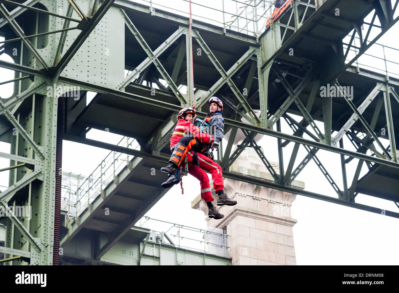 Les pompiers locaux ont un angle élevé de sauvetage à l'old ship canal ascenseur Henrichenburg. Banque D'Images