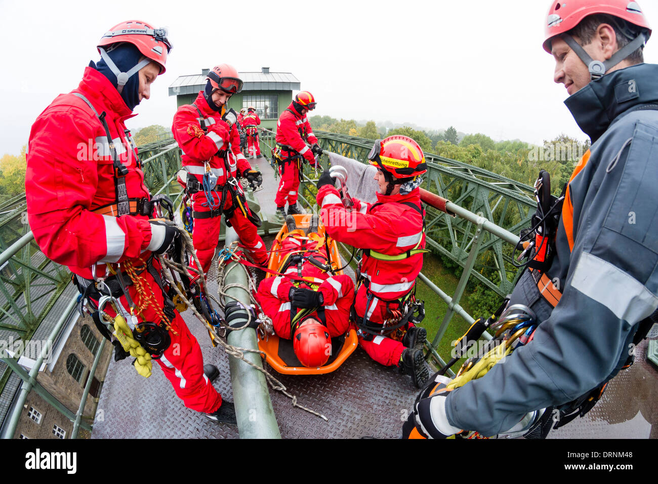 Les pompiers locaux ont un angle élevé de sauvetage à l'old ship canal ascenseur Henrichenburg. Banque D'Images