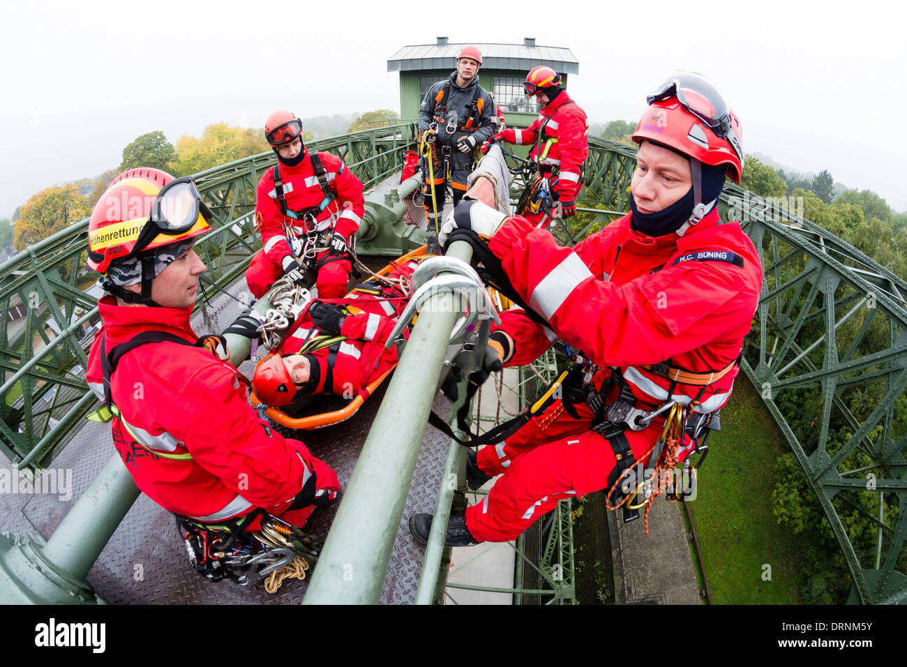 Les pompiers locaux ont un angle élevé de sauvetage à l'old ship canal ascenseur Henrichenburg. Banque D'Images