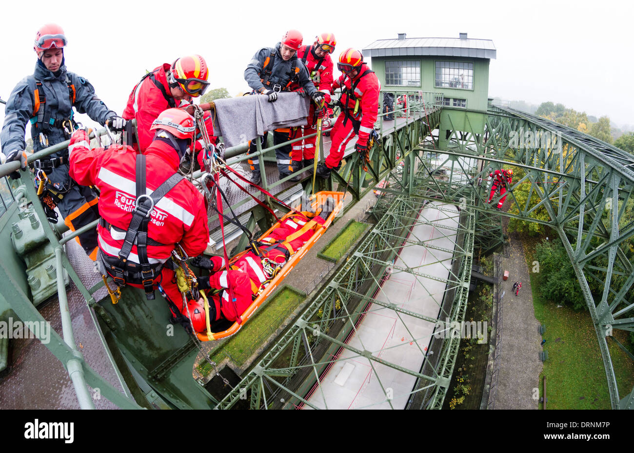 Les pompiers locaux ont un angle élevé de sauvetage à l'old ship canal ascenseur Henrichenburg. Banque D'Images