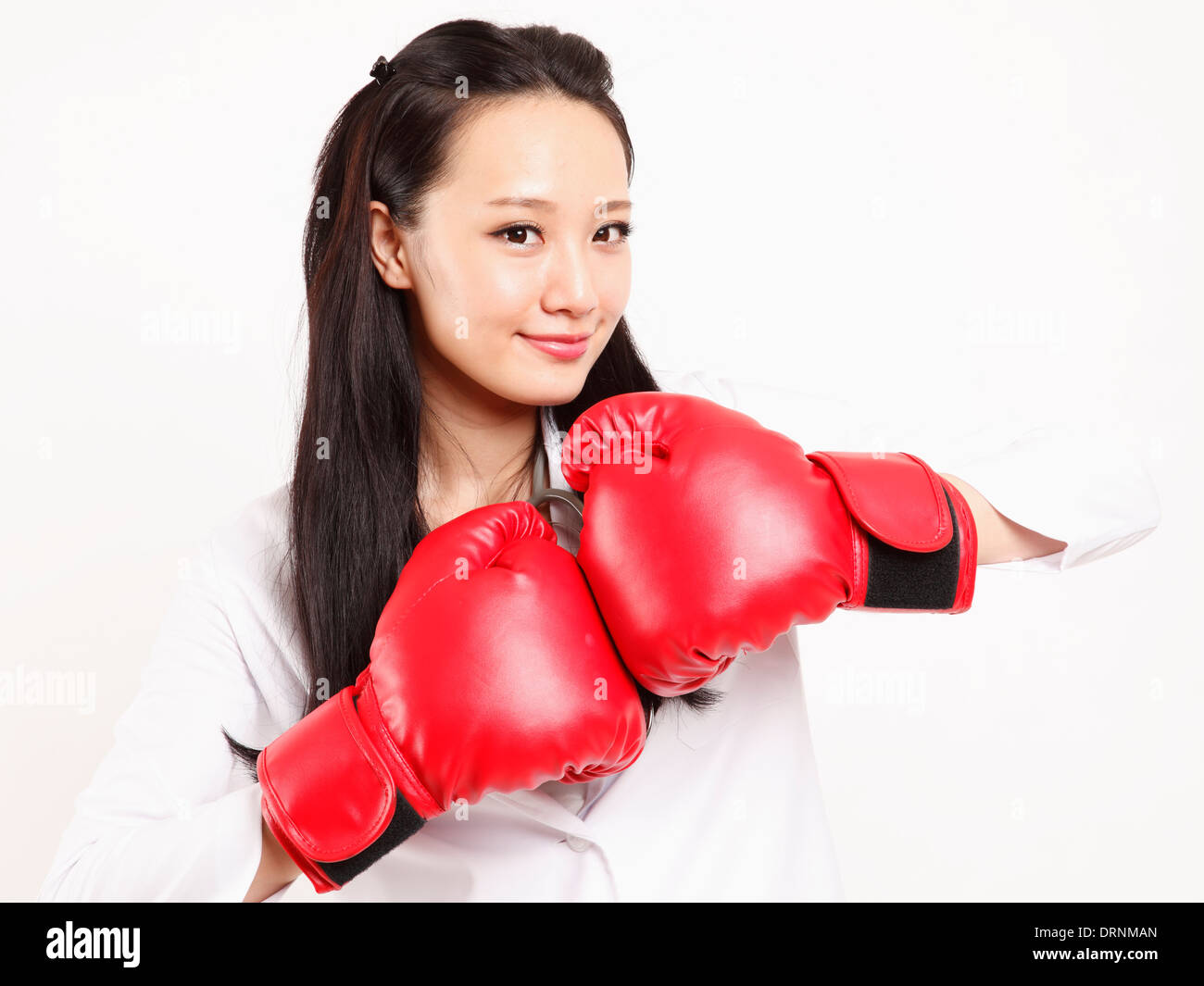Femme médecin joue la boxe pour l'exercice. Banque D'Images
