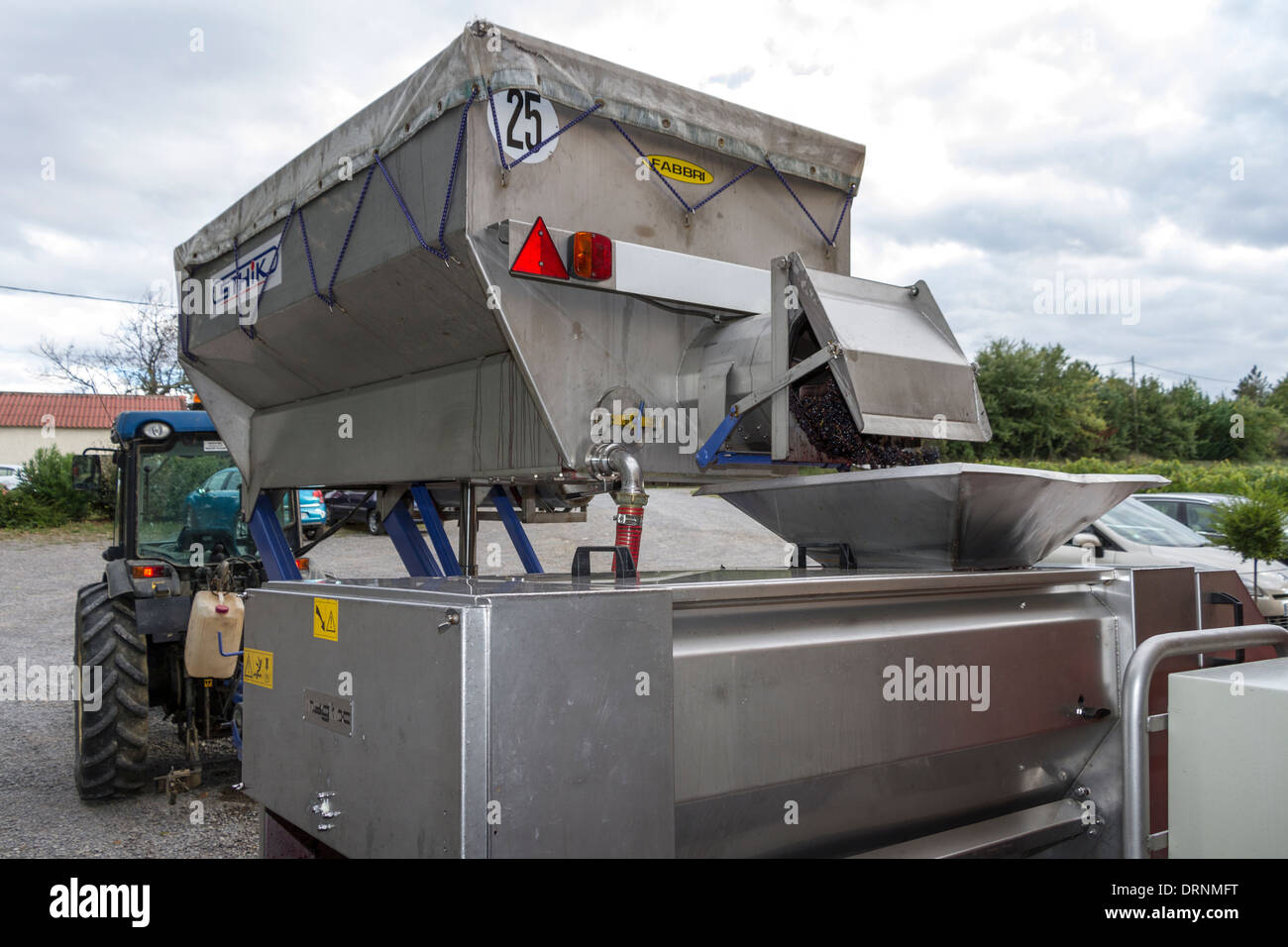 Éraflage du raisin machine, Château de la Selve, Grospierres, Ardèche, Rhône-Alpes, France Banque D'Images