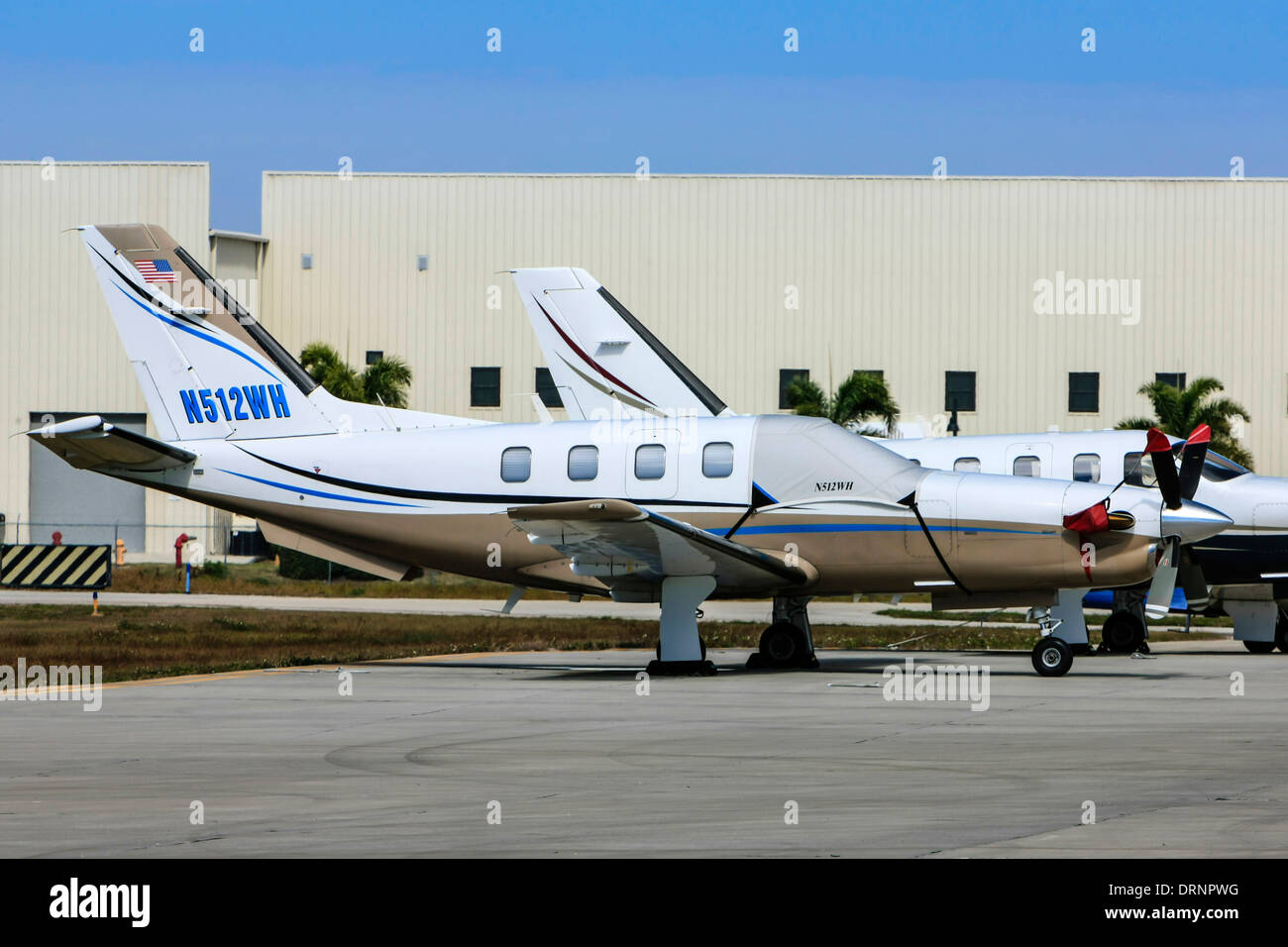 Deux Socata TBM 700's sur la piste à l'aéroport de Sarasota Banque D'Images