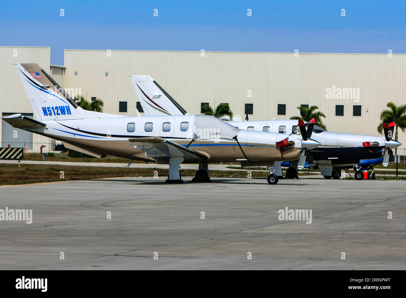 Deux Socata TBM 700's sur la piste à l'aéroport de Sarasota Banque D'Images