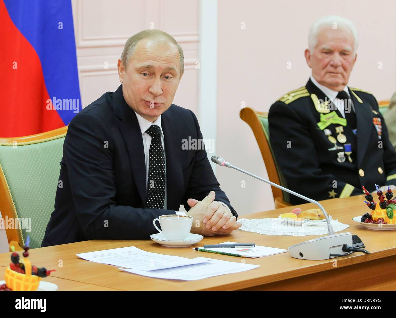 Saint-pétersbourg, Russie. 27 Jan, 2014. Le président russe Vladimir Poutine lors d'une réunion avec des anciens combattants de la Seconde Guerre mondiale. Le président russe Vladimir Poutine lors d'une réunion avec les anciens combattants de la Seconde Guerre mondiale le 27 janvier 2014 à Saint-Pétersbourg. © Andreï Pronin/NurPhoto ZUMAPRESS.com/Alamy/Live News Banque D'Images