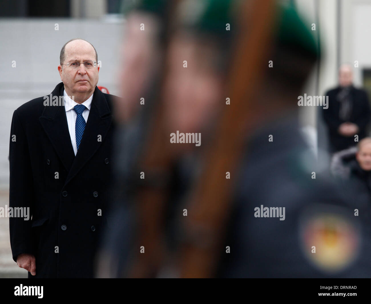 Berlin, Allemagne. Janvier 30th, 2014. Ursula von der Leyen (CDU), Ministre de la Défense, reçoit le ministre de la Défense israélien, Mosche 'Bogie' Jaalon, avec avec honneurs militaires et de donner un joint les déclarations de presse. / Photos : Ministre de la Défense israélien, Mosche 'Bogie' Jaalon pendant une visite à Berlin. Credit : Reynaldo Chaib Paganelli/Alamy Live News Banque D'Images