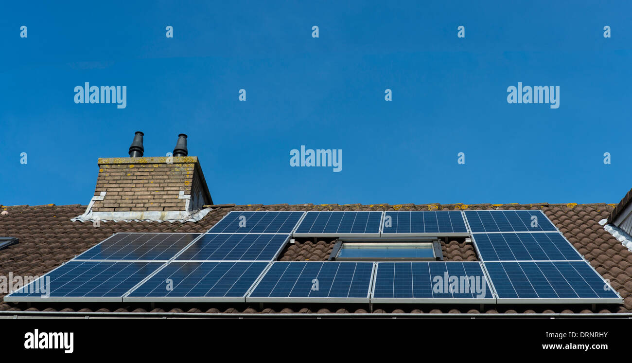 Douze solar panels on roof Banque D'Images