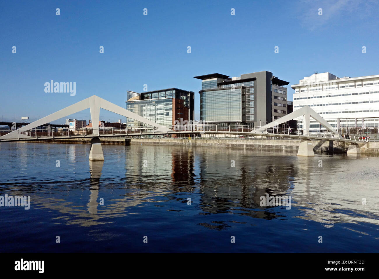 La nouvelle passerelle pour piétons de l'autre côté de la rivière Clyde à Glasgow en Écosse a ouvert ses portes en 2009, est aussi affectueusement baptisé 'Squiggly Bridge' Banque D'Images