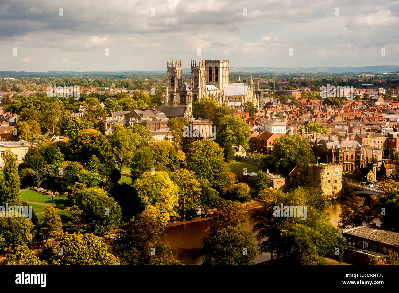 Vue imprenable sur York Minster avec la rivière Ouse au premier plan. York. Yorkshire du Nord. Banque D'Images
