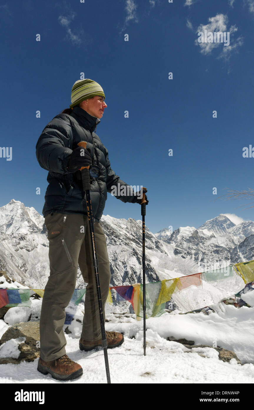 Une dame trekker sur le sommet du Gokyo Ri, Népal Himalaya avec le Mont Everest au-delà Banque D'Images Une dame trekker sur le sommet du Gokyo Ri, Népal Himalaya avec le Mont Everest au-delà Banque D'Images