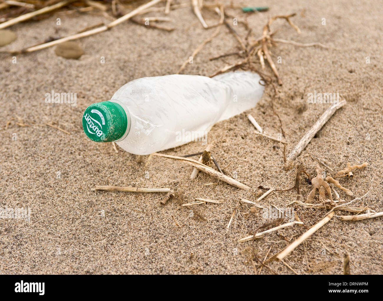 Bouteille en plastique lavée sur la plage à la pointe de la délavée Banque D'Images