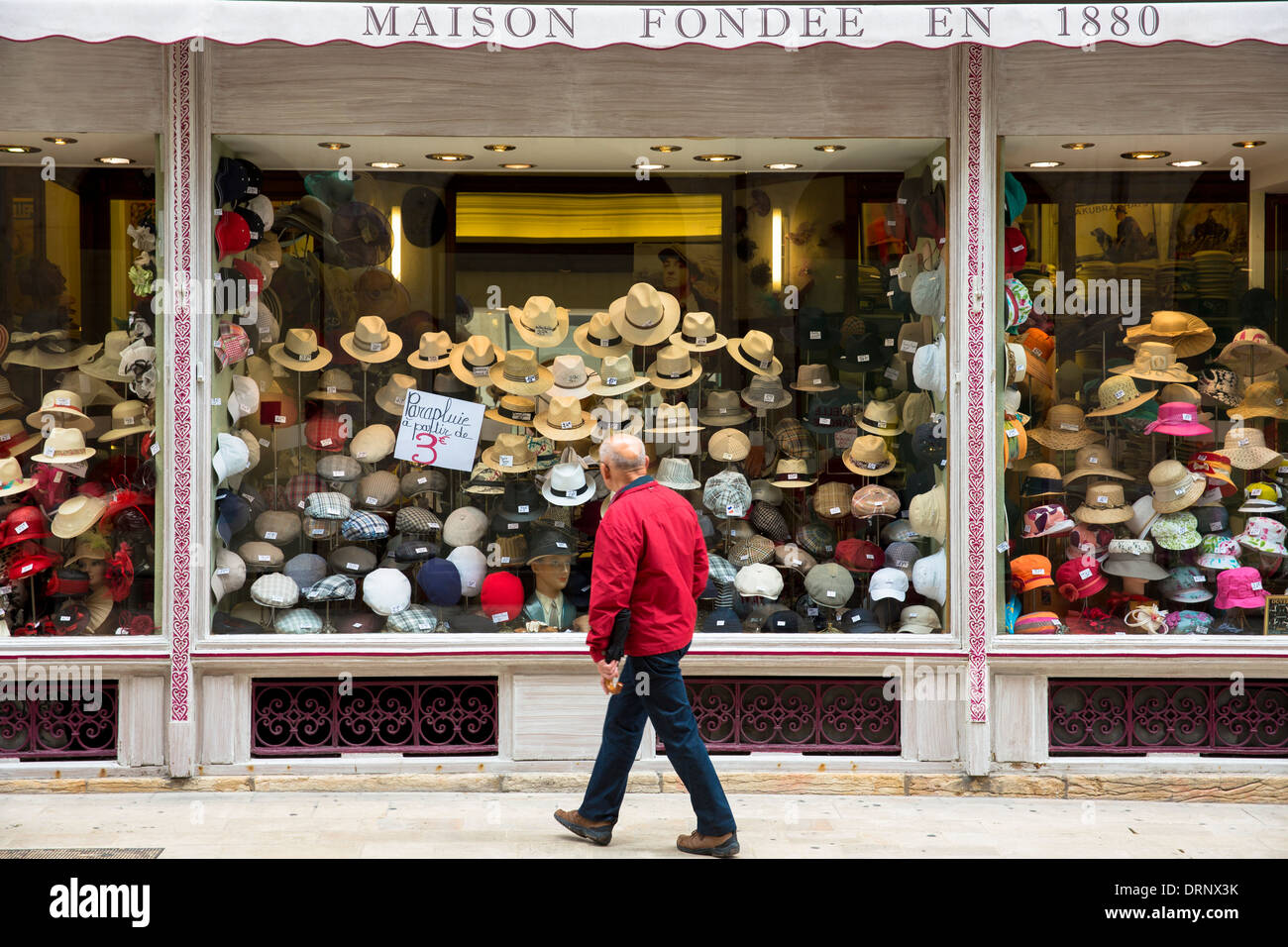 Hat shop, Chapellerie Bruyas, dans la Rue des Godrans dans la vieille ville  de Dijon en Bourgogne Photo Stock - Alamy