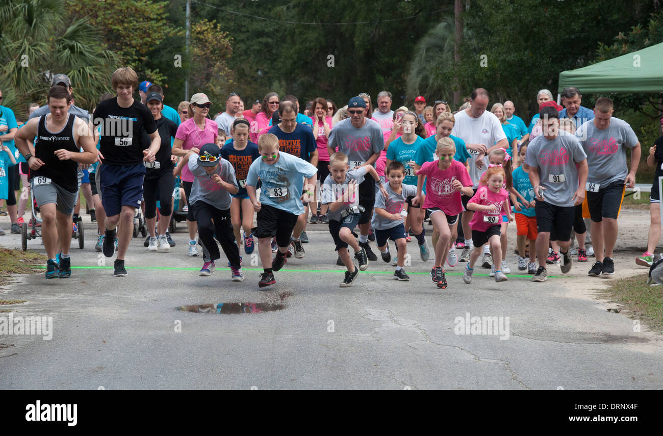 Groupe de coureurs au départ d'une course de bienfaisance 5K pour une organisation pro-vie en haute Springs en Floride. Banque D'Images