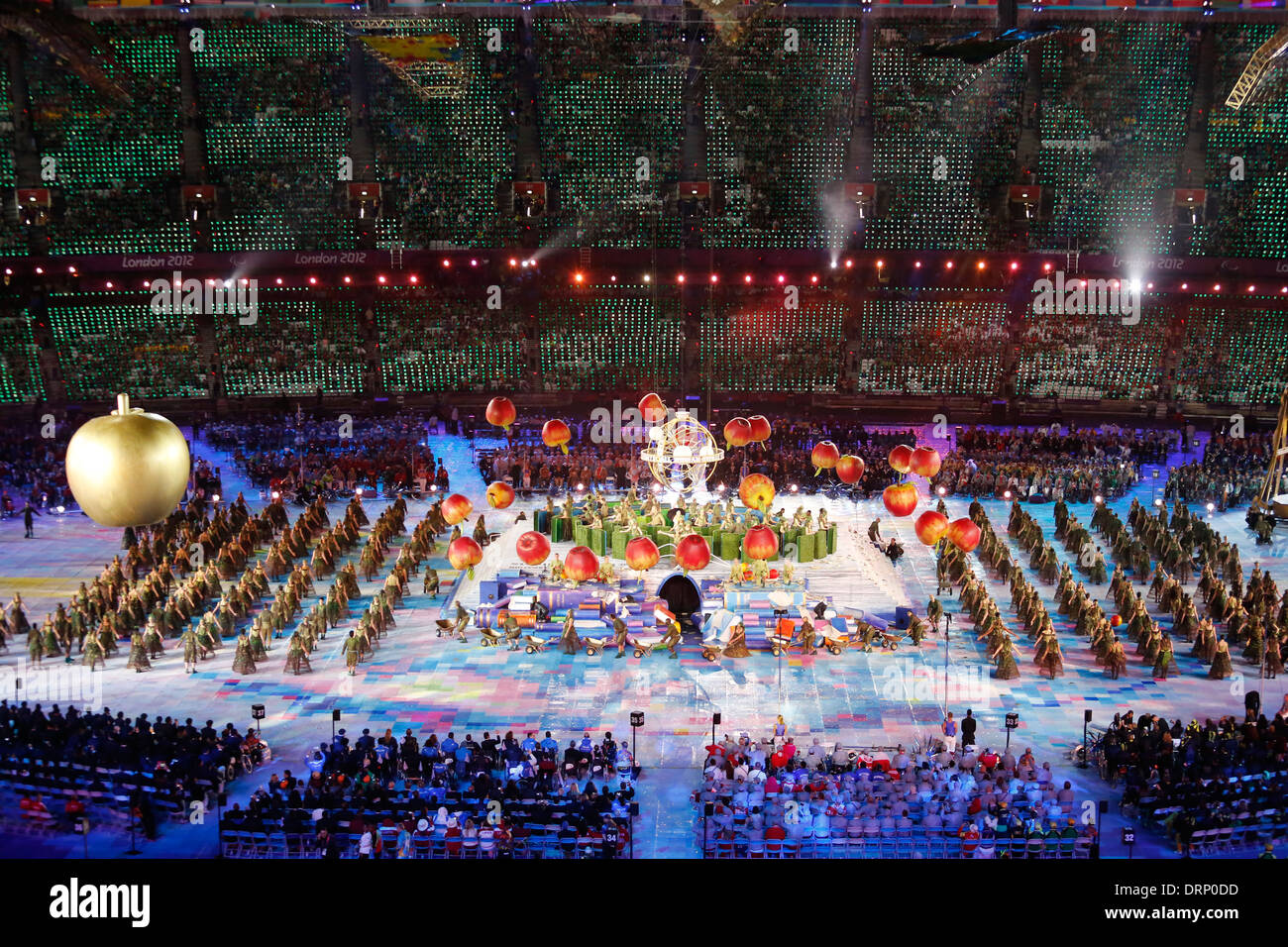 Les artistes interprètes ou exécutants dans le stade olympique lors de la cérémonie d'ouverture des Jeux Paralympiques de 2012 à Londres Banque D'Images
