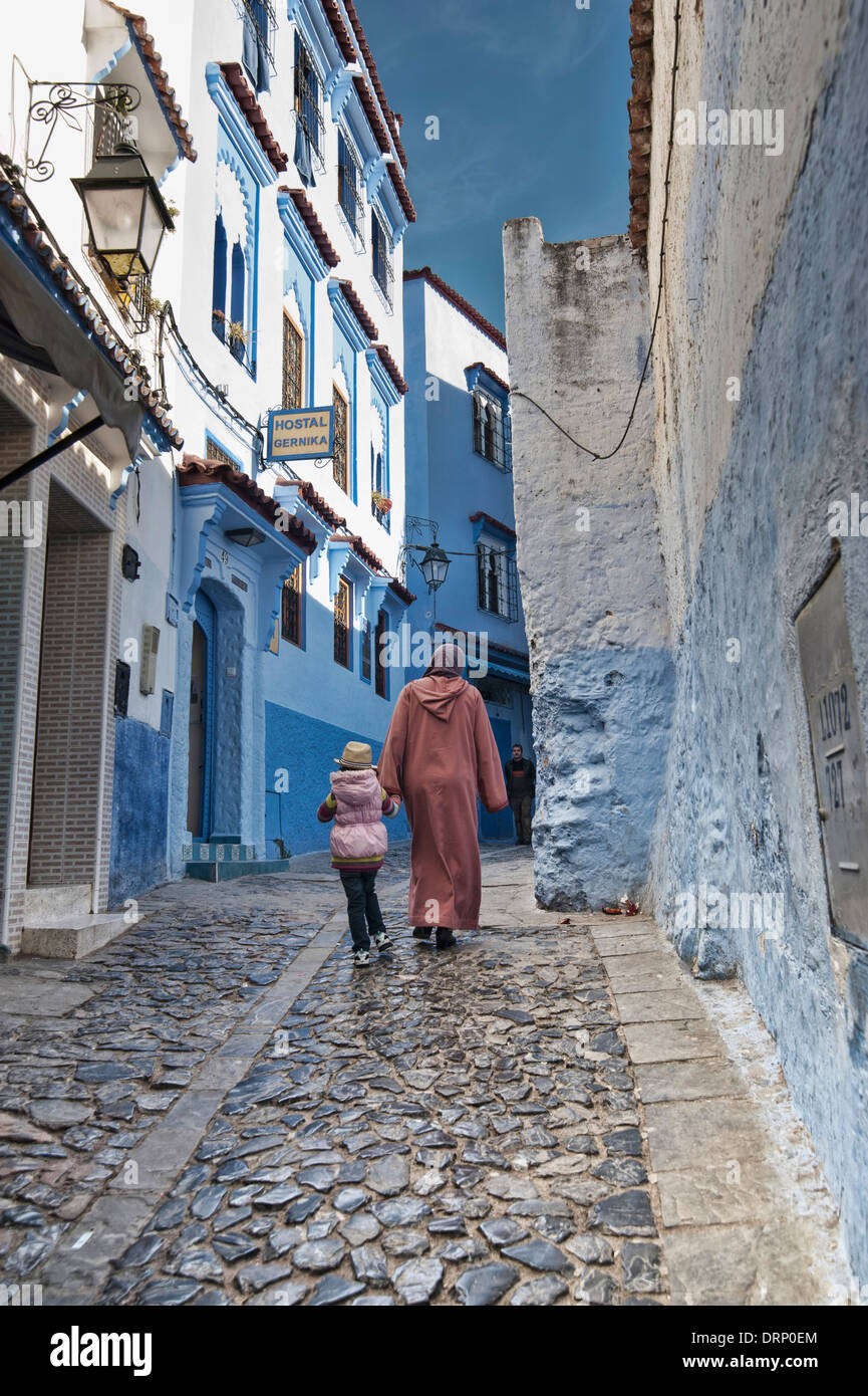 L'une des jolies ruelles à Chefchaouen, la ville bleue du Maroc. Banque D'Images
