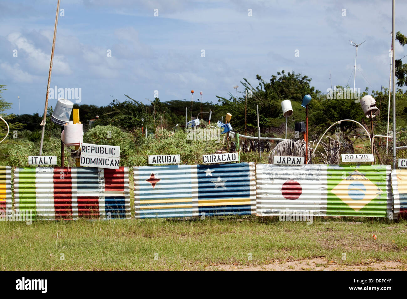 Drapeaux du monde peints sur le long de la route d'acier ondulé de Rincon à Kralendijk, Bonaire Banque D'Images