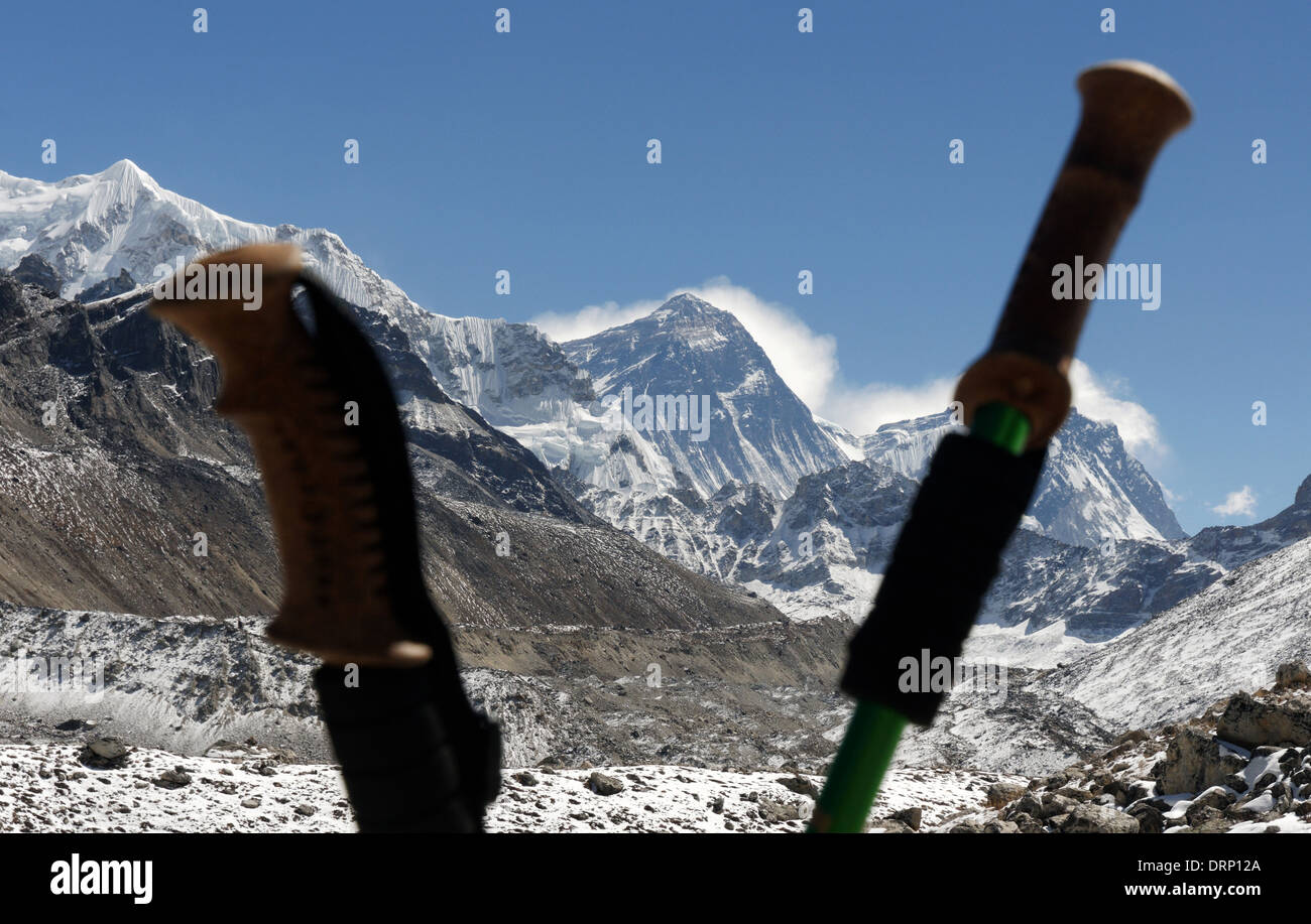 Le mont Everest vu entre deux pôles trekking Banque D'Images Le mont Everest vu entre deux pôles trekking Banque D'Images