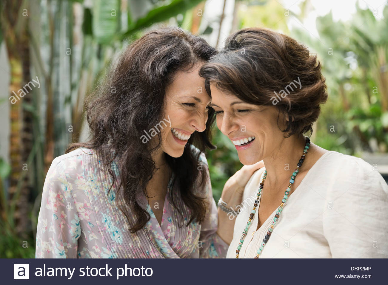 Femelle adulte friends smiling outdoors Banque D'Images