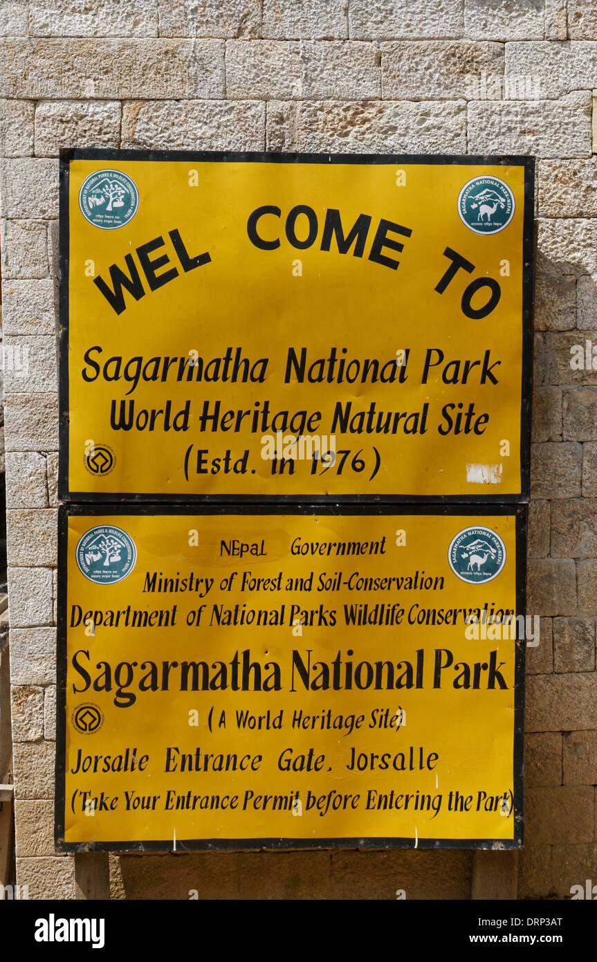 Le panneau à l'entrée de Sagamartha Parc national sur le trek de l'Everest Banque D'Images Le panneau à l'entrée de Sagamartha Parc national sur le trek de l'Everest Banque D'Images