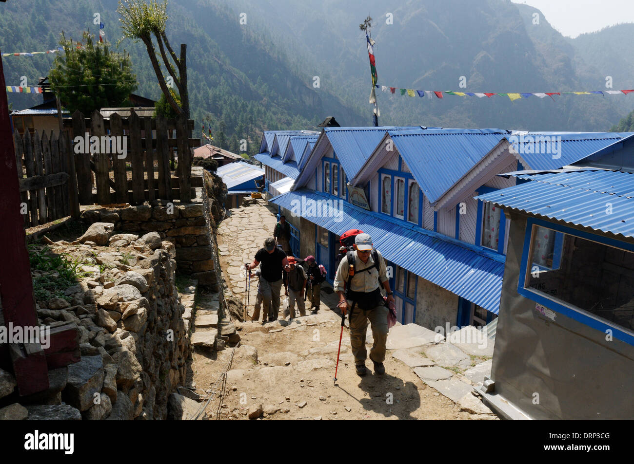Les randonneurs traversent le village de Chheplung sur le trek de l'Everest Banque D'Images Les randonneurs traversent le village de Chheplung sur le trek de l'Everest Banque D'Images