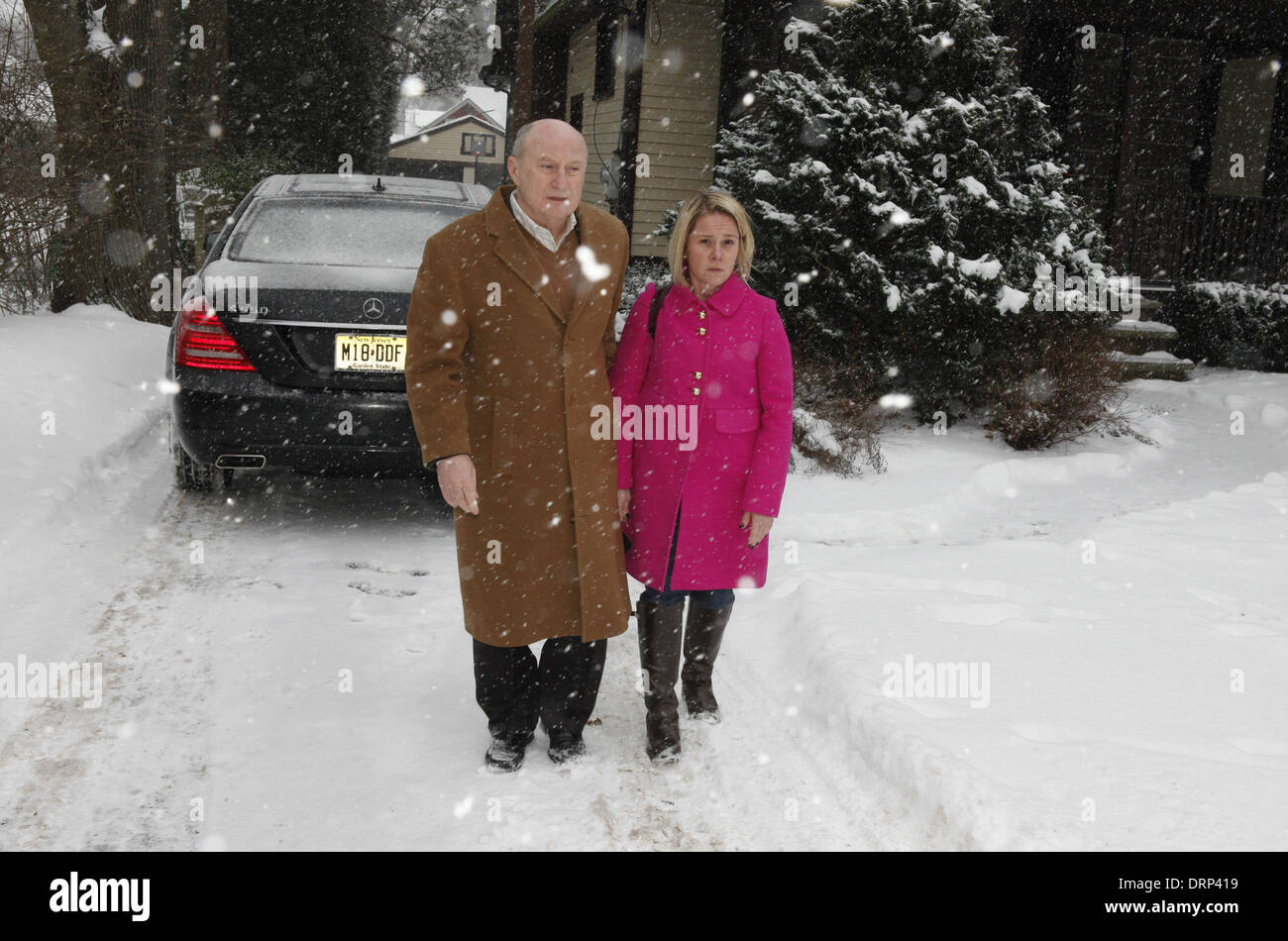 Ramsey, New Jersey, USA. 25 Jan, 2014. Chris Christie, ancien aide Bridget Anne Kelly, retourne à ses Ramsey, NJ, maison, accompagnée de son avocat Michael Critchley, après quelques semaines de se cacher de la presse depuis que le "scandale" Bridgegate est devenue publique. Kelly, 41 ans, l'ancien sous-chef de cabinet du gouverneur du New Jersey, a été congédié le 9 janvier par Christie pour son rôle dans le scandale des "Bridgegate. /ZUMAPRESS.com/Alamy Chevrestt © Angel Live News Banque D'Images