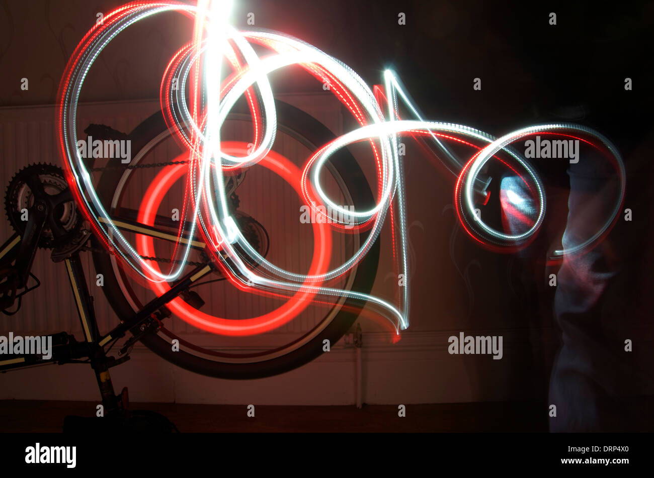 Une longue exposition d'une lumière rouge Location a parlé de spinning et un artiste a créé l'effet de lumière avec des lampes de vélo Banque D'Images