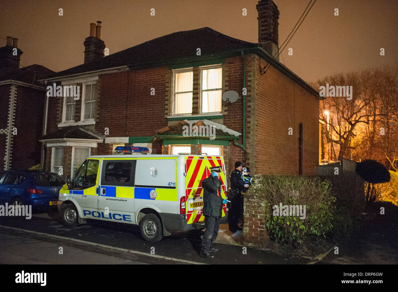 Les agents de police joint dans une maison rose Road, Totton, Southampton, Hampshire, England, UK, tout en effectuant une recherche. Credit : Alun Jenkins/Alamy Live News Banque D'Images