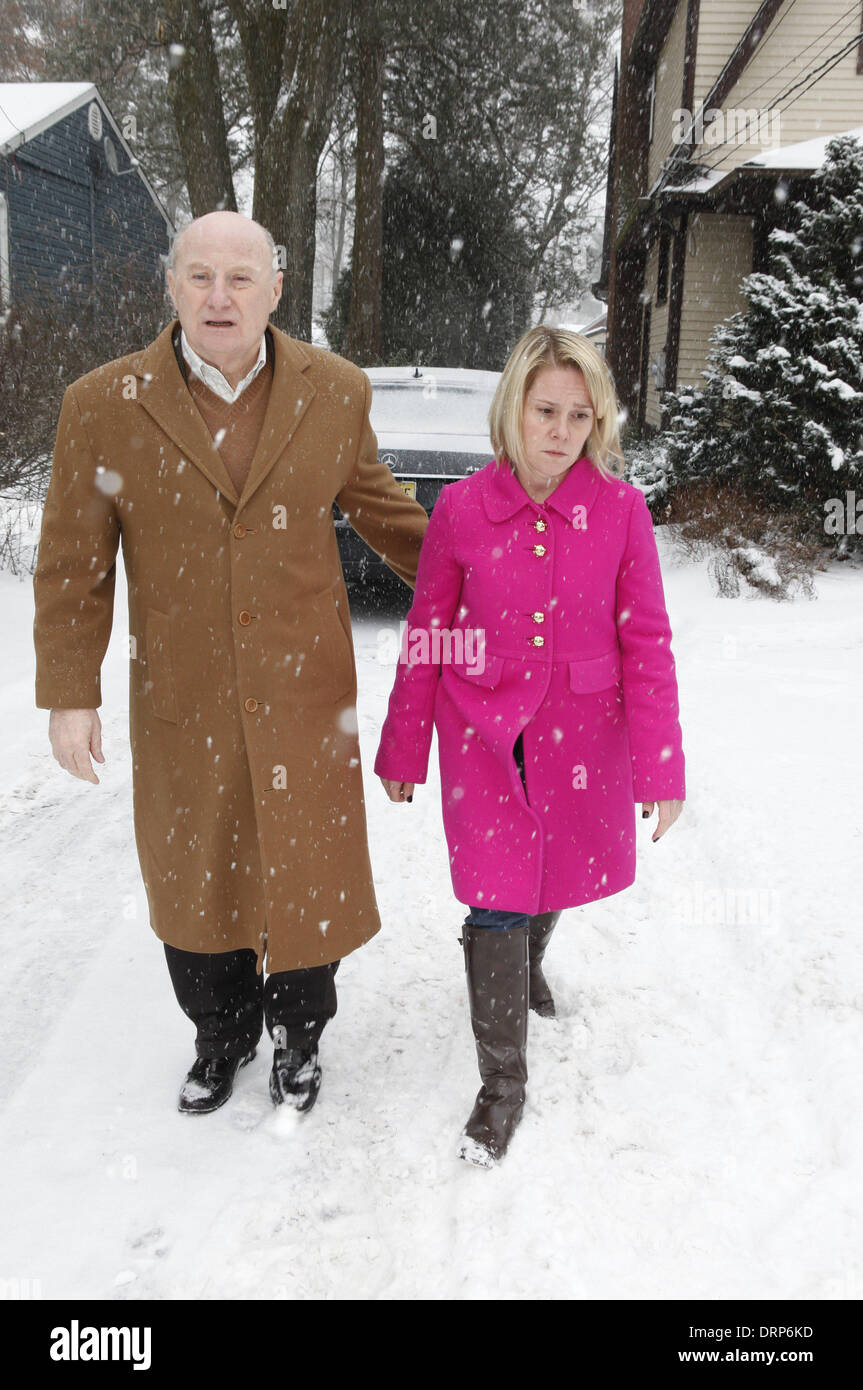 Ramsey, New Jersey, USA. 25 Jan, 2014. Chris Christie, ancien aide Bridget Anne Kelly, retourne à ses Ramsey, NJ, maison, accompagnée de son avocat Michael Critchley, après quelques semaines de se cacher de la presse depuis que le "scandale" Bridgegate est devenue publique. Kelly, 41 ans, l'ancien sous-chef de cabinet du gouverneur du New Jersey, a été congédié le 9 janvier par Christie pour son rôle dans le scandale des "Bridgegate. /ZUMAPRESS.com/Alamy Chevrestt © Angel Live News Banque D'Images