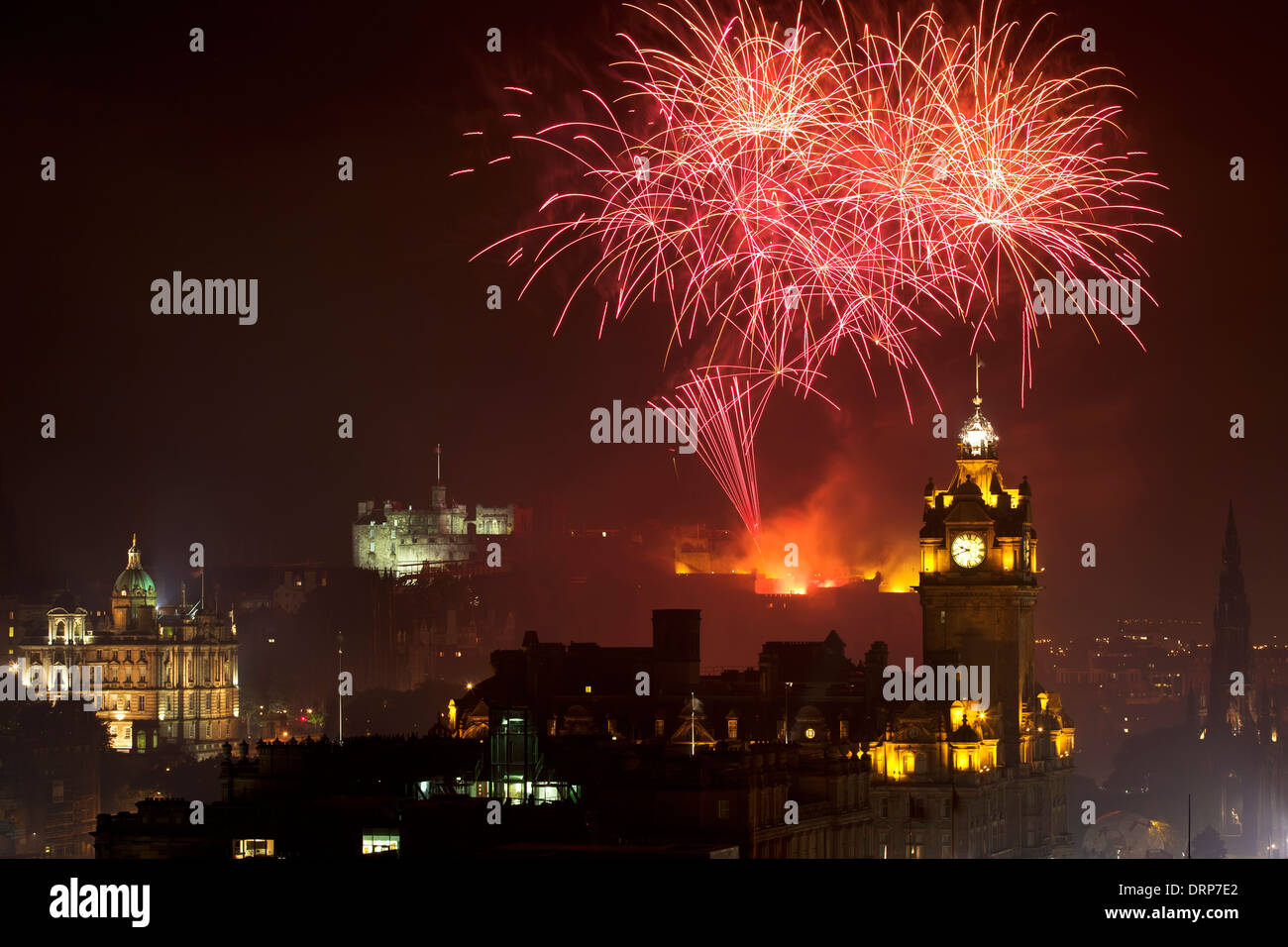 Vue horizontale sur le château d'Édimbourg avec Fireworks Banque D'Images